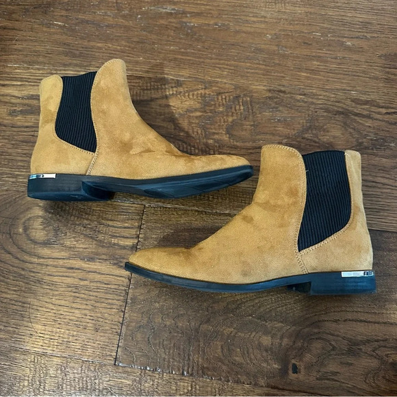 Nine West Cognac Honey Suede Chelsea Ankle Bootie with Gold detail size 9 M - Picture 1 of 11